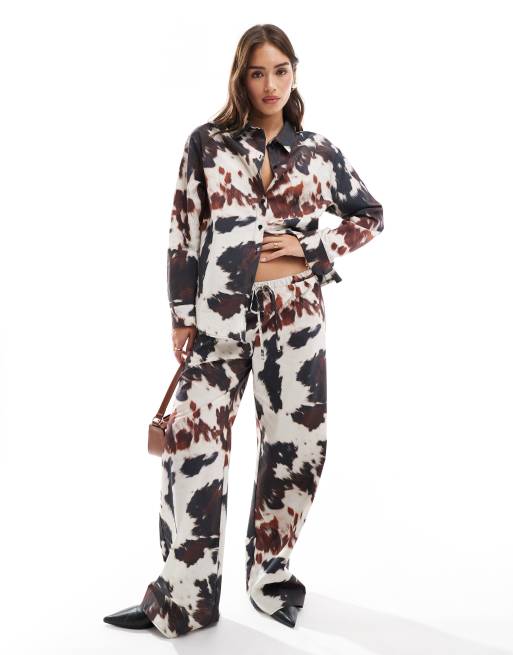 Pantalones de pernera ancha con estampado de vaca de popelina de ASOS DESIGN