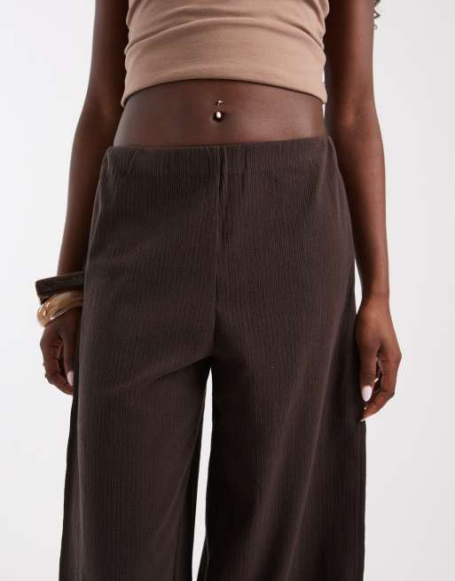 pantalones de pernera ancha texturizados en marrón chocolate, 3 de 5