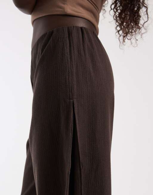 pantalones de pernera ancha texturizados en marrón chocolate, 4 de 5