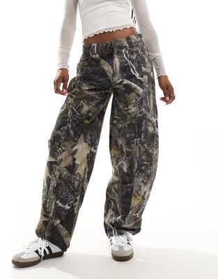 Pantalones de pernera barrel con estampado de camuflaje de Reclaimed Vintage