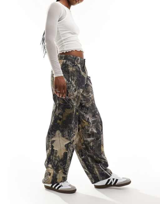 Pantalones de pernera barrel con estampado de camuflaje de Reclaimed Vintage, 4 de 5