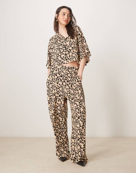 Pantalones de pernera recta sin aberturas con estampado animal de ASOS DESIGN (parte de un conjunto) - view 1