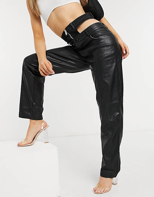 Pantalones de pernera recta y cuero sintético con detalle de cremallera en la cintura de The Kript
