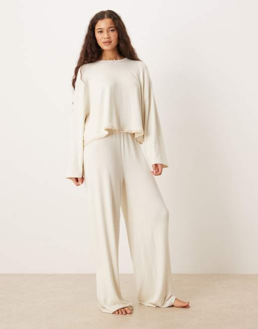 Pantalones de pijama color crema de pernera ancha con ribete floral de punto suave de ASOS DESIGN