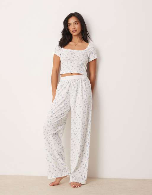 Pantalones de pijama con estampado de florecitas, cinturilla a la vista y ribete de puntilla Mix & Match de ASOS DESIGN Petite, 2 de 4