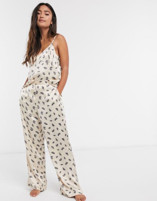 Pijama color crema con parte delantera de plumas de Topshop, 2 de 3