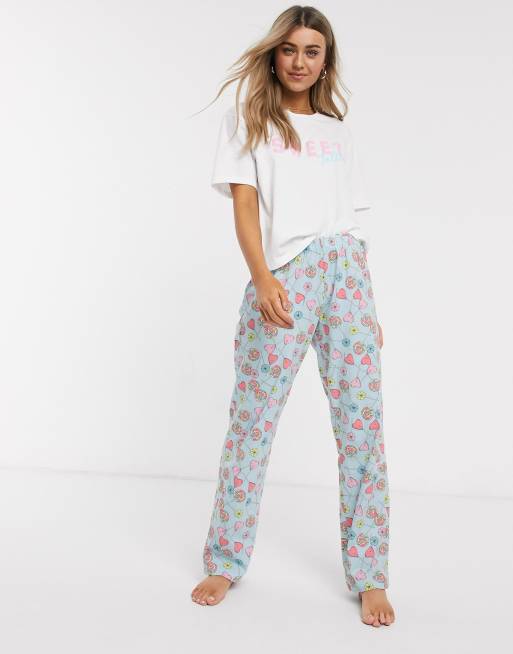 Conjunto de camiseta y pantalones de pijama sweet tooth mix & match de ASOS DESIGN, 3 de 3