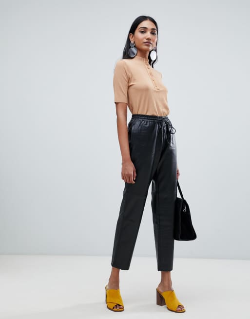 Pantalones de pinzas en cuero sintético de Mango