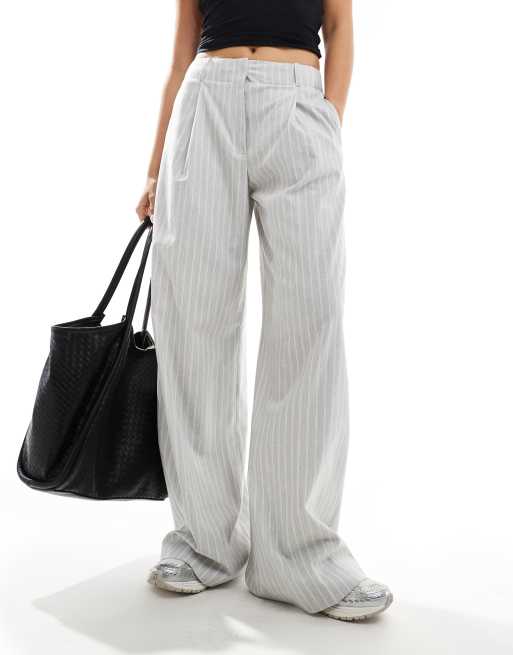 Pantalones de sastre azul claro con raya diplomática y botón delantero de Mango