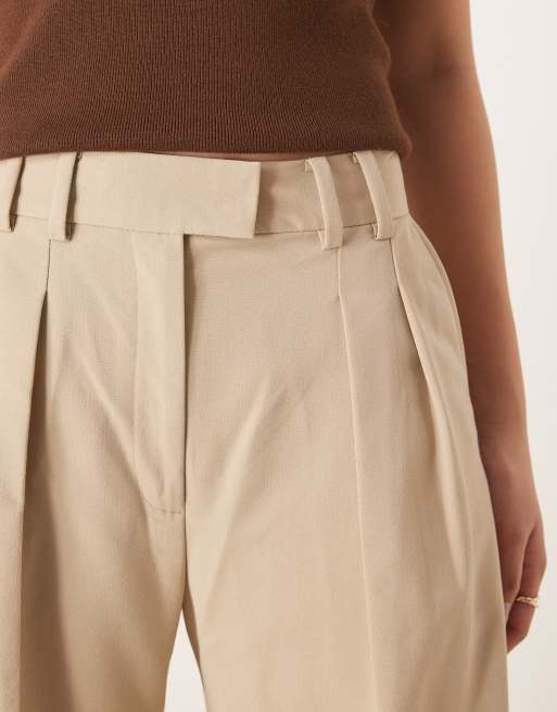 Pantalones de sastre beis de pernera ancha con cinturón y detalle plisado de ASOS DESIGN, 2 de 5