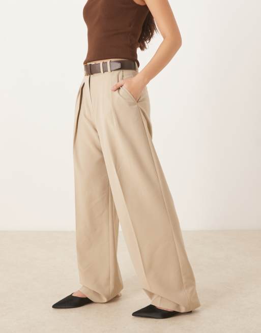 Pantalones de sastre beis de pernera ancha con cinturón y detalle plisado de ASOS DESIGN, 5 de 5