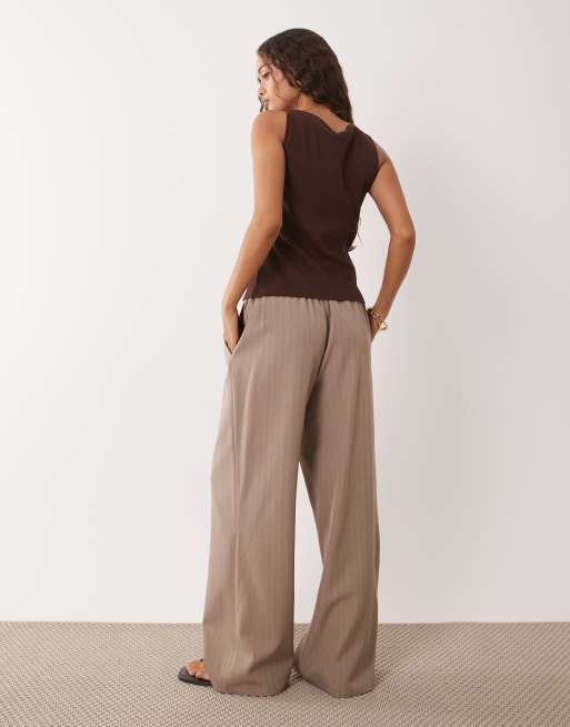 Pantalones de sastre beis sin cierres con raya diplomática de Miss Selfridge Petite, 4 de 5