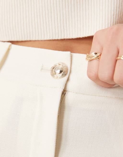 Pantalones de sastre blanco hueso de pernera recta con botones dorados de ASOS DESIGN, 5 de 5