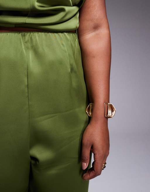 Pantalones de sastre caquis de pernera recta de satén de ASOS DESIGN Curve (parte de un conjunto), 3 de 5