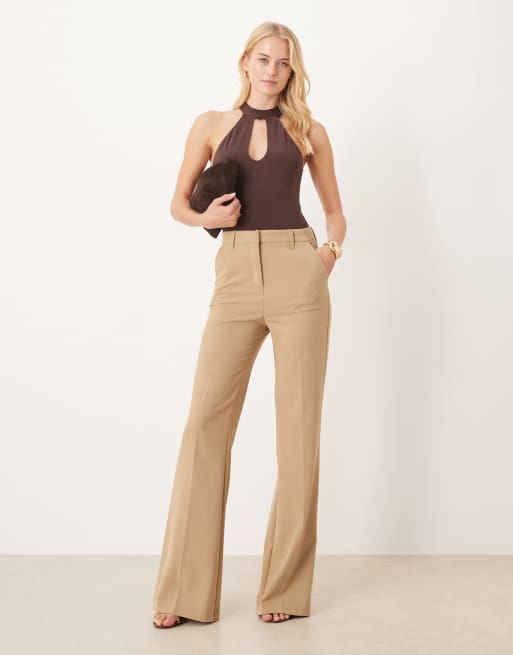 Pantalones de sastre color camel de corte acampanado ajustado de ASOS DESIGN Tall 