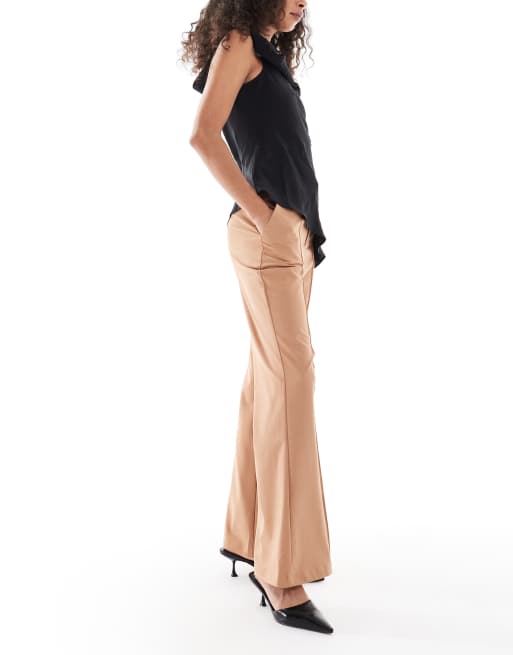 Pantalones de sastre color camel de corte acampanado de ASOS DESIGN (parte de un conjunto), 5 de 5