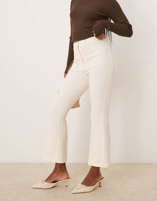Pantalones de sastre color crema de corte acampanado de ASOS DESIGN