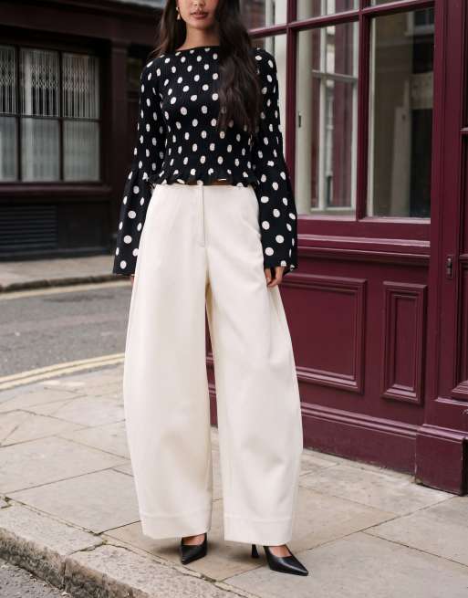 Pantalones de sastre color crema de corte barrel extragrande con cinturilla lisa de ASOS DESIGN, 1 de 5