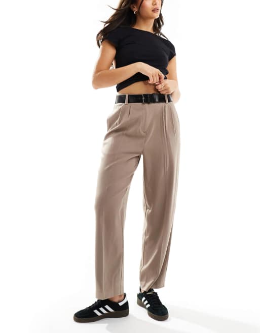 Pantalones de sastre color moca de pernera ancha con cintura paperbag y detalle de cinturón de ASOS DESIGN