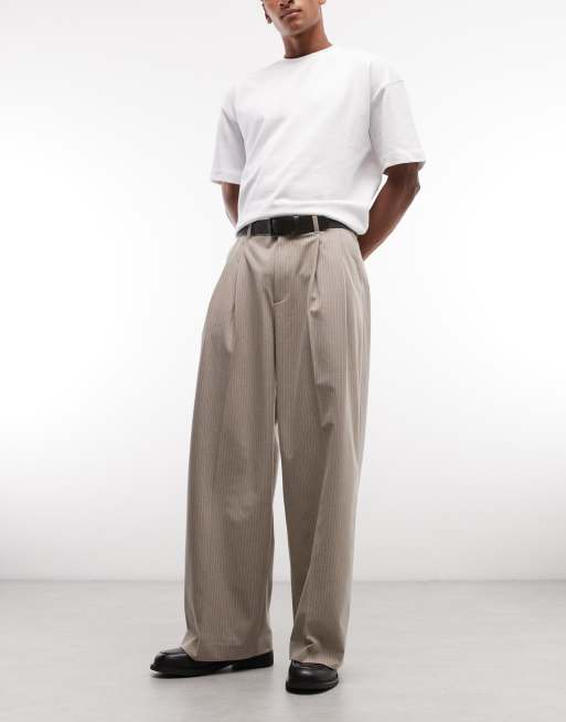 Pantalones de sastre color topo de pernera ancha con raya diplomática y pinzas delanteras de Weekday, 2 de 5