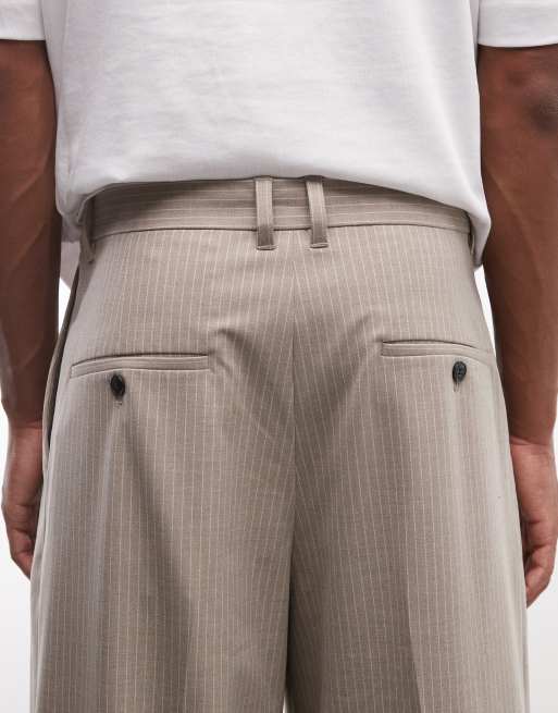 Pantalones de sastre color topo de pernera ancha con raya diplomática y pinzas delanteras de Weekday, 4 de 5