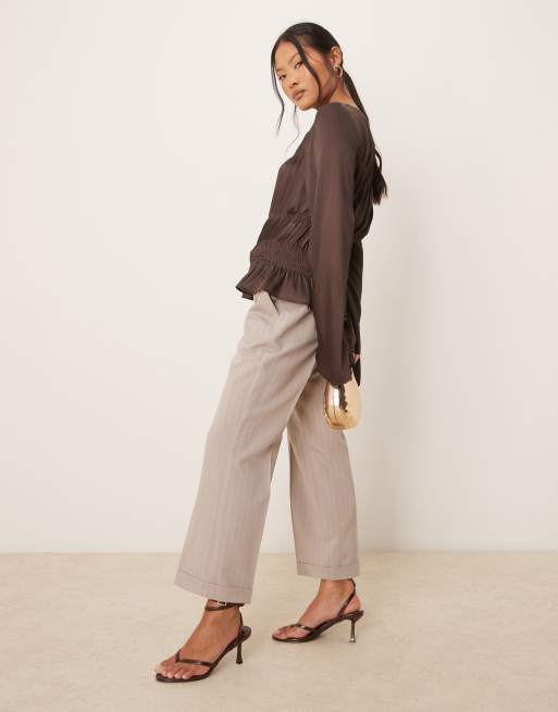 Pantalones de sastre color visón a rayas de corte recto slim con cinturón de ASOS DESIGN Petite