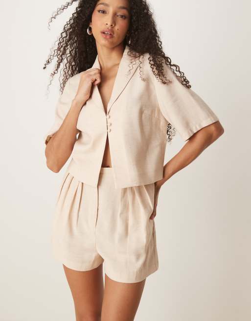 Pantalones de sastre cortos blanco hueso con pinzas de ASOS DESIGN, 5 de 5