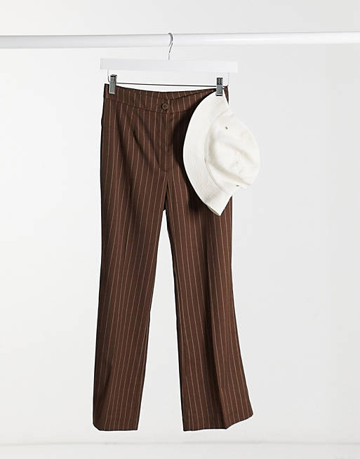 Pantalones de sastre de campana en marrón Wendy de Monki 