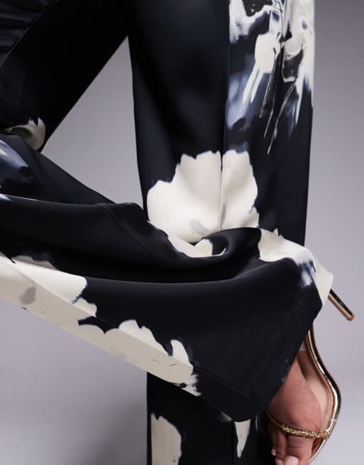 Pantalones de sastre de pernera ancha con estampado floral de satén de ASOS DESIGN, 2 de 5