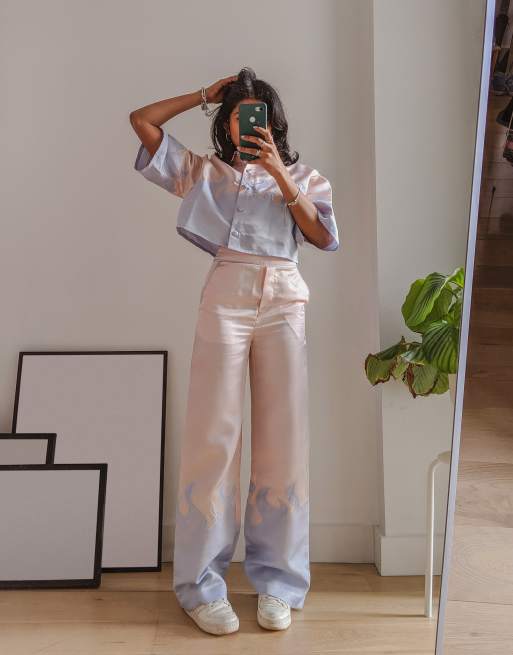 Pantalones de sastre en tonos pastel de pernera ancha con diseño de llamas efecto purpurina de Labelrail x Pose and Repeat (parte de un conjunto)