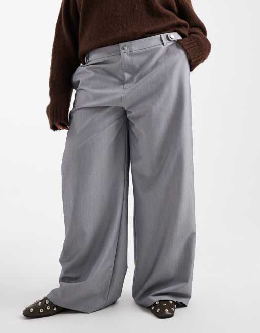 Pantalones de sastre gris carbón holgados de talle bajo de COLLUSION Plus, 2 de 5