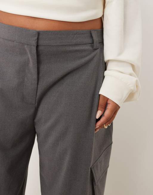 Pantalones de sastre gris carbón utilitarios de corte barrel de ASOS DESIGN Curve , 3 de 5