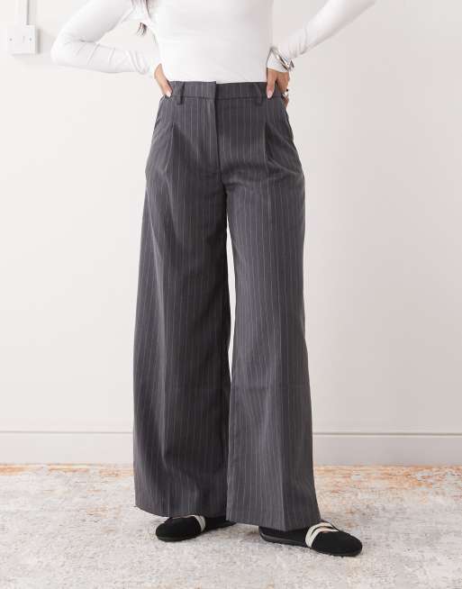 Pantalones de sastre gris oscuro de pernera ancha y talle alto con raya diplomática de Monki, 2 de 5