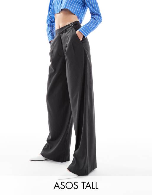 Pantalones de sastre grises a rayas de pernera ancha con detalle de hebilla asimétrica de ASOS DESIGN Tall