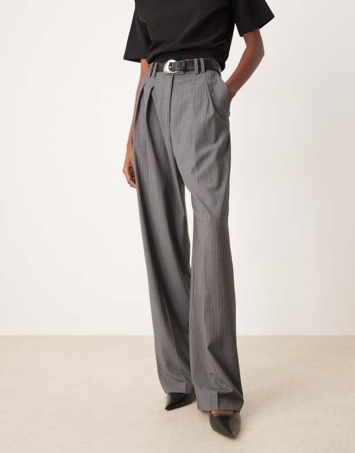 Pantalones de sastre grises a rayas de pernera ancha con pinzas de ASOS DESIGN Tall, 3 de 5