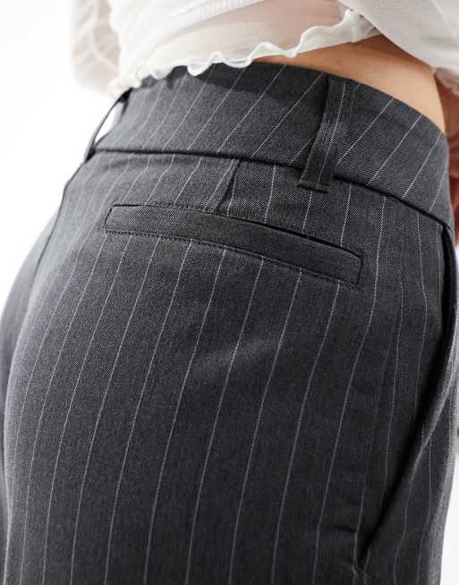 Pantalones de sastre grises de corte tapered con raya diplomática de Monki, 4 de 5
