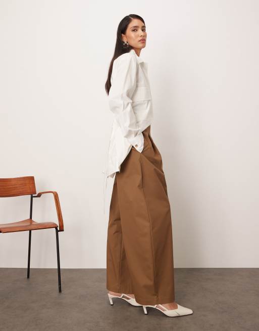 Pantalones de sastre marrón camel oscuro de pernera ancha de corte barrel con cintura ceñida Ultimate de ARRANGE, 3 de 5