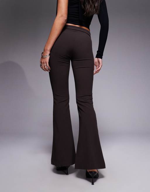 Pantalones de sastre marrón chocolate de corte acampanado de bengalina de Monki, 4 de 5