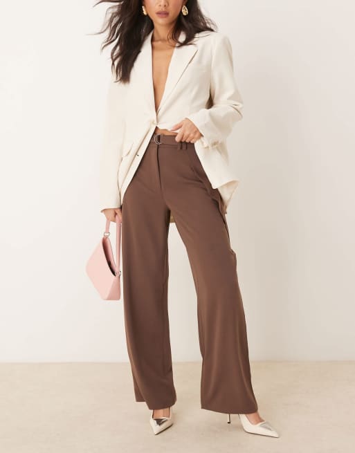 Pantalones de sastre marrón chocolate de pernera ancha ceñida con detalle de pliegue cruzado de ASOS DESIGN