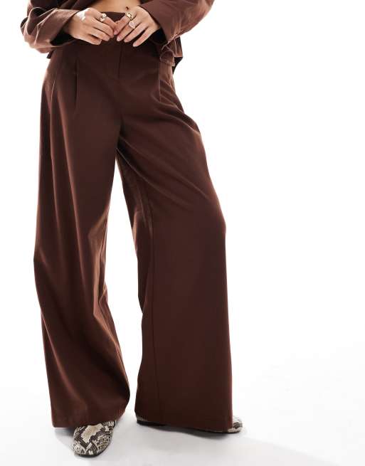 Pantalones de sastre marrón chocolate de pernera ancha de ASOS DESIGN, 2 de 5