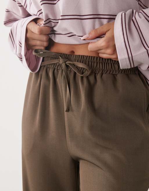 Pantalones de sastre marrón chocolate de pernera ancha de Reclaimed Vintage , 2 de 5
