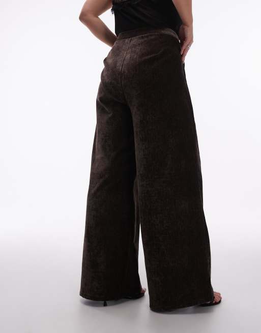 Pantalones de sastre marrón chocolate de pernera ancha de terciopelo texturizado de ASOS DESIGN Curve, 3 de 5