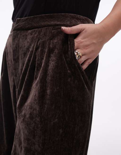 Pantalones de sastre marrón chocolate de pernera ancha de terciopelo texturizado de ASOS DESIGN Curve, 4 de 5