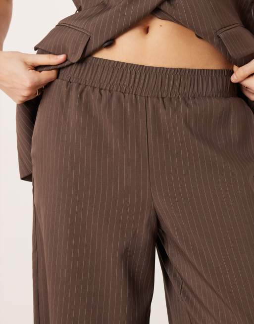 Pantalones de sastre marrón chocolate de pernera ancha y talle medio con raya diplomática de YAS (parte de un conjunto), 3 de 5