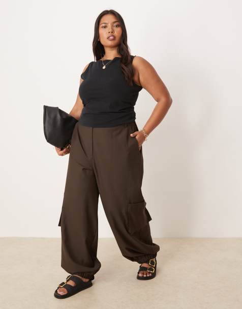 Pantalones de sastre marrón chocolate de pernera recta con bajos ajustados y detalle de bolsillos utilitarios de ASOS DESIGN Curve - view 1