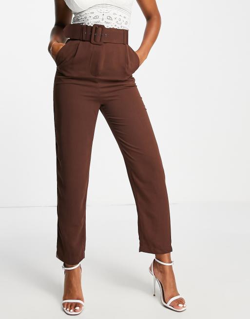 Pantalones de sastre marrón chocolate de talle alto con detalle de hebilla de Style Cheat, 2 de 4