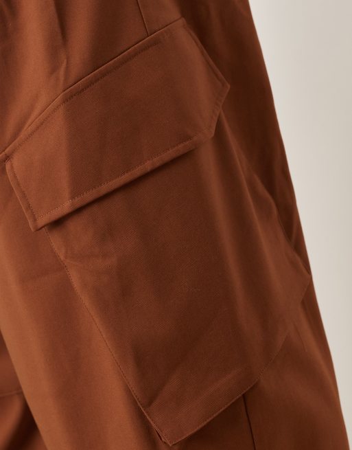 Pantalones de sastre marrón tabaco utilitarios de corte barrel de ASOS DESIGN Curve, 5 de 5