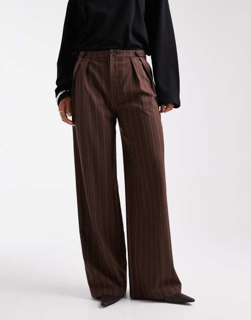 Pantalones de sastre marrones a rayas de pernera ancha con detalle de trabilla de ASOS DESIGN, 2 de 5