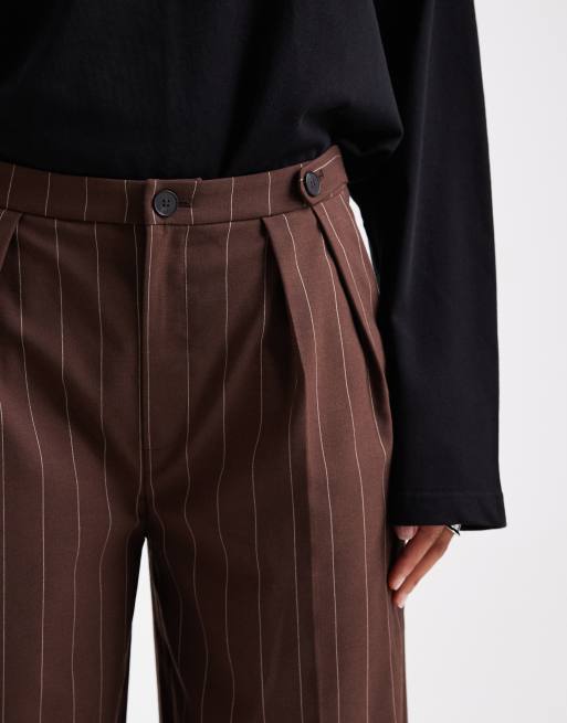 Pantalones de sastre marrones a rayas de pernera ancha con detalle de trabilla de ASOS DESIGN, 3 de 5
