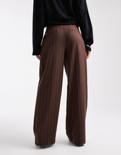 Pantalones de sastre marrones a rayas de pernera ancha con detalle de trabilla de ASOS DESIGN, 5 de 5